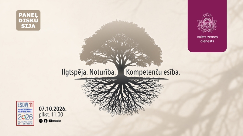 Valsts zemes dienesta paneļdiskusijas afiša. Centrā attēlots liels koks ar plašu sakņu sistēmu, simbolizējot ilgtspēju, noturību un kompetenču esību. Norādīts pasākuma laiks: 07.10.2026. plkst. 11.00, tiešraide Facebook un YouTube, saistībā ar Eiropas Ilgtspējas attīstības nedēļu 2026.