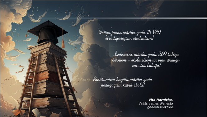 Sveiciens jaunā mācību gada sākumā: ilustrācija ar grāmatām sakrautā torņa formā. Debesu un mākoņu fona vidū izvietots teksts ar laba vēlējumiem studentiem, skolēniem, viņu ģimenēm un pedagogiem.