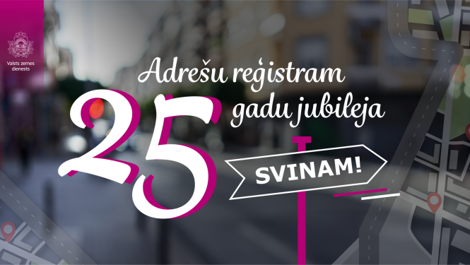 Vizuāls sveiciens Adrešu reģistra 25 gadu jubilejai ar lielu skaitli “25”, tekstu “Adrešu reģistram gadu jubileja” un norādi “Svinam!”. Fona kompozīcijā redzama pilsētvides iela un kartes grafiskie elementi.