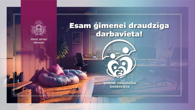Informatīvs Valsts zemes dienesta vizuālis ar tekstu “Esam ģimenei draudzīga darbavieta!”. Fonā attēlots mājīgs, gaišs un moderns darba kabinets ar ērtu atpūtas zonu. Priekšplānā redzams ģimenei draudzīgas darbavietas simbols un VZD vizuālā identitāte.