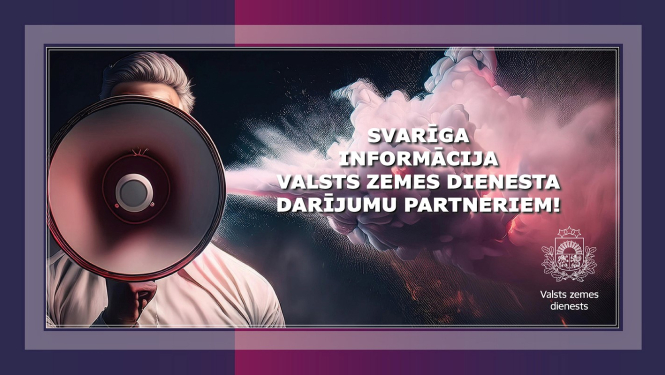 Informatīvs Valsts zemes dienesta vizuālis, kurā attēlots cilvēks ar skaļruni dinamiskā, dūmu un gaismu efektu fonā. Priekšplānā izcelts paziņojuma teksts par svarīgu informāciju VZD darījumu partneriem, kā arī redzams iestādes oficiālais zīmolgrafikas elements.