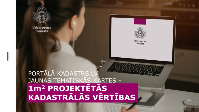Persona skatās datorā Valsts zemes dienesta ekrānu; teksts par jaunajām kadastrs.lv tematiskajām kartēm — 1 m² projektētajām kadastrālajām vērtībām.
