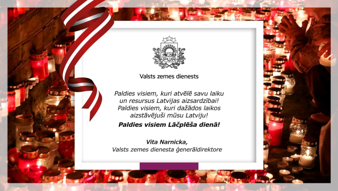 Sveiciena attēls par Lāčplēša dienu: fonā redzamas iedegtas sveces un piemiņas gaismas, bet priekšplānā – balts apsveikuma teksts ar Latvijas karoga lentu un Valsts zemes dienesta simboliku.