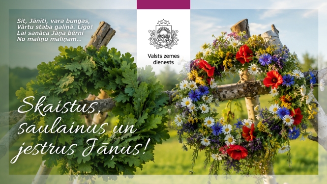 Divi vainagi, ozollapu un krāsainu ziedu, uzkārti uz bērzu kokiem