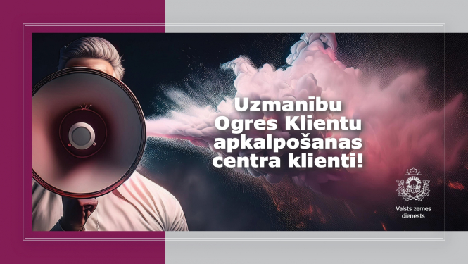 Informatīvs Valsts zemes dienesta vizuālis, kurā attēlots cilvēks ar skaļruni dinamiskā dūmu un gaismu efektu fonā. Priekšplānā izcelts paziņojums Ogres Klientu apkalpošanas centra klientiem, kā arī redzams VZD oficiālais zīmolgrafikas elements.