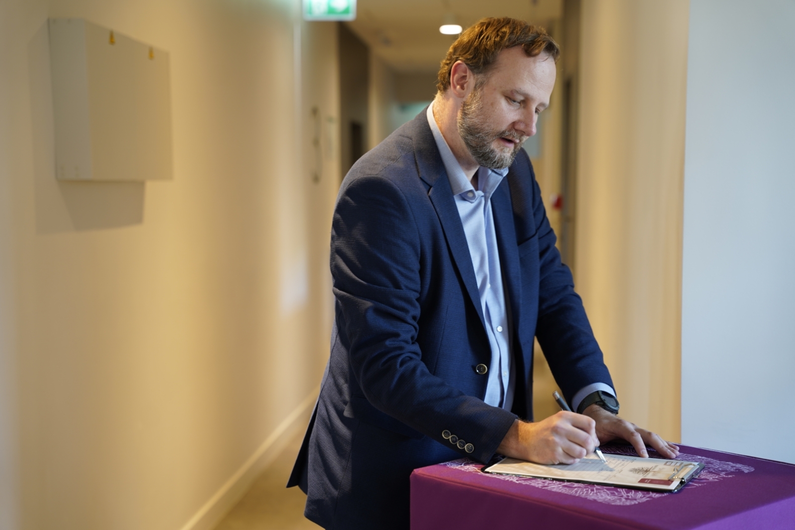 Vīrietis pierakstās diskusijas apmeklētāju lapā