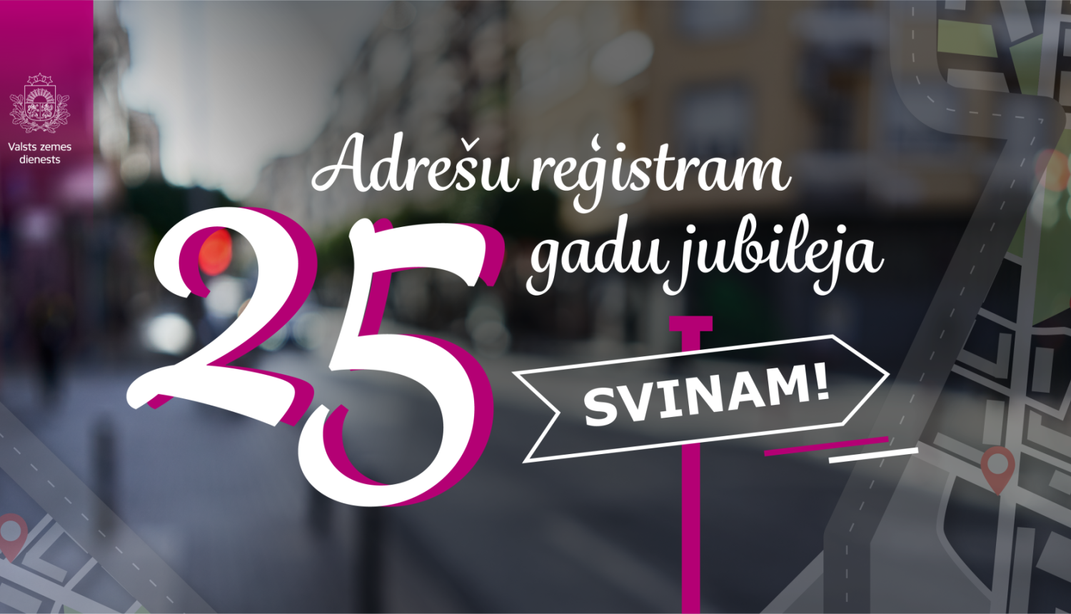 Vizuāls sveiciens Adrešu reģistra 25 gadu jubilejai ar lielu skaitli “25”, tekstu “Adrešu reģistram gadu jubileja” un norādi “Svinam!”. Fona kompozīcijā redzama pilsētvides iela un kartes grafiskie elementi.