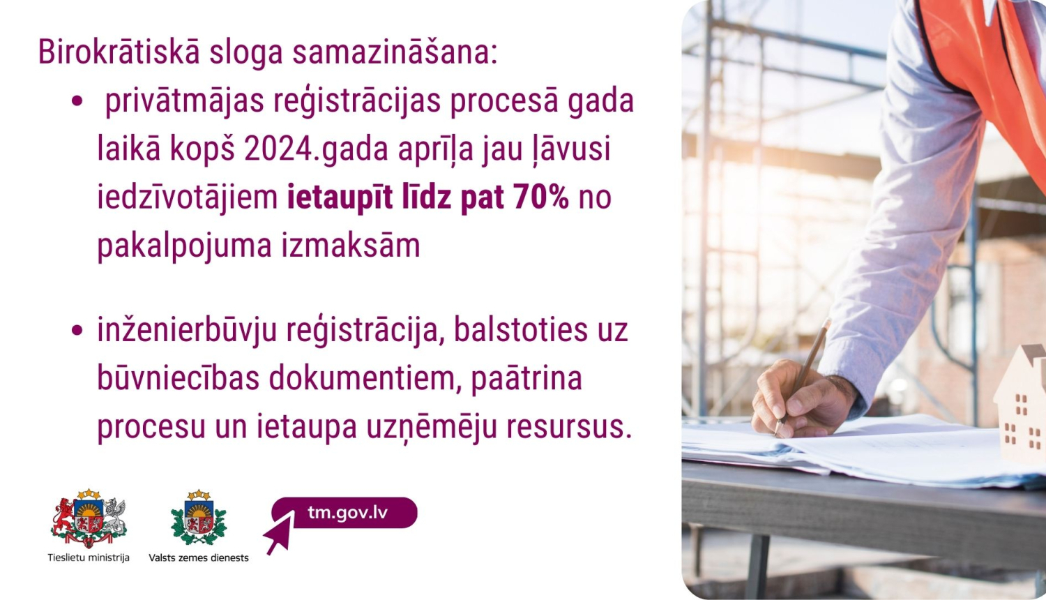 Infografika par birokrātiskā sloga mazināšanu privātmāju un inženierbūvju reģistrācijā, blakus redzams cilvēks, kas strādā pie dokumentiem būvniecības vidē.