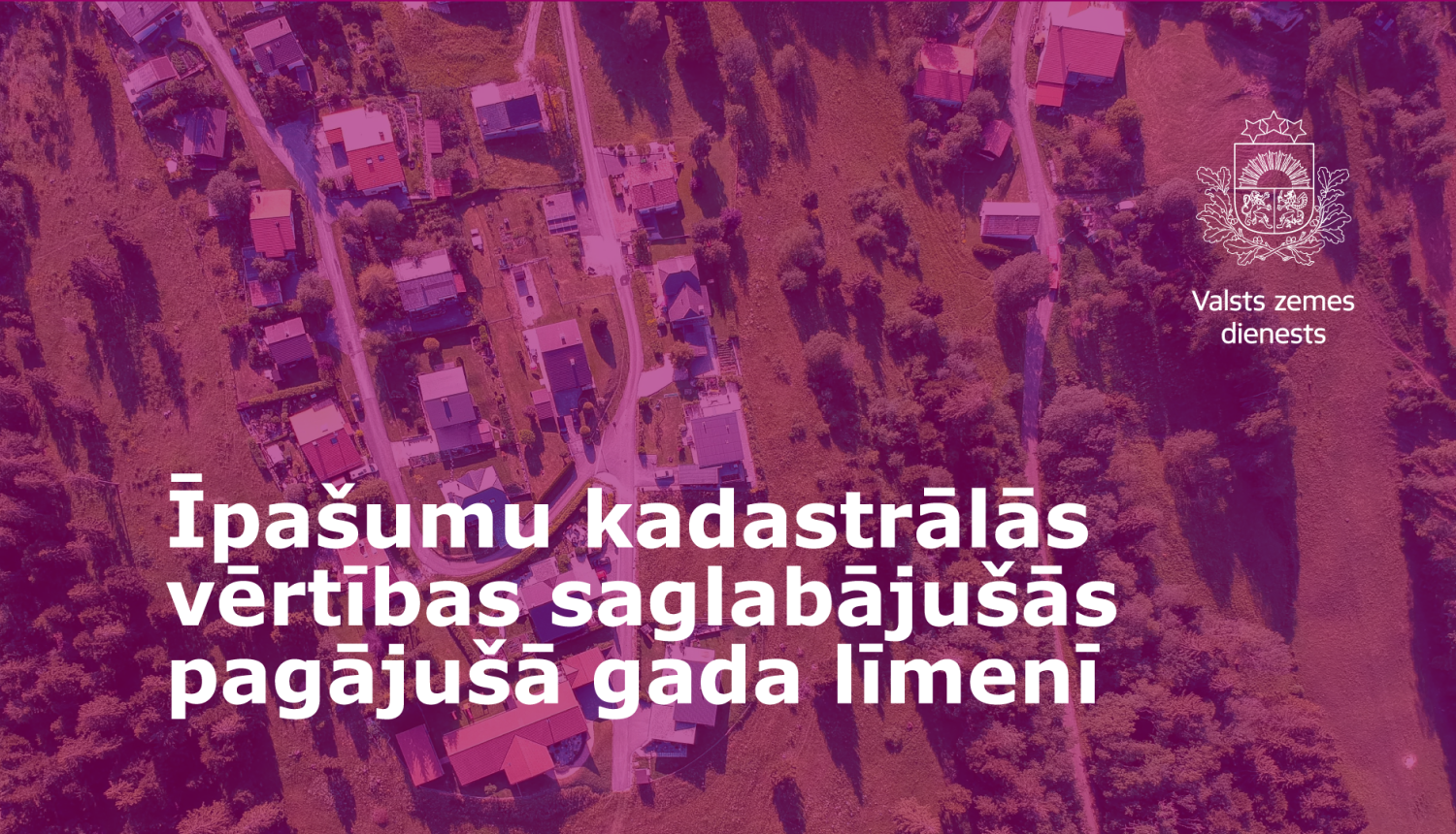 Ainava no putna lidojuma ar privātmājām; uzraksts: ‘Īpašumu kadastrālās vērtības saglabājušās pagājušā gada līmenī’. Valsts zemes dienesta logo.