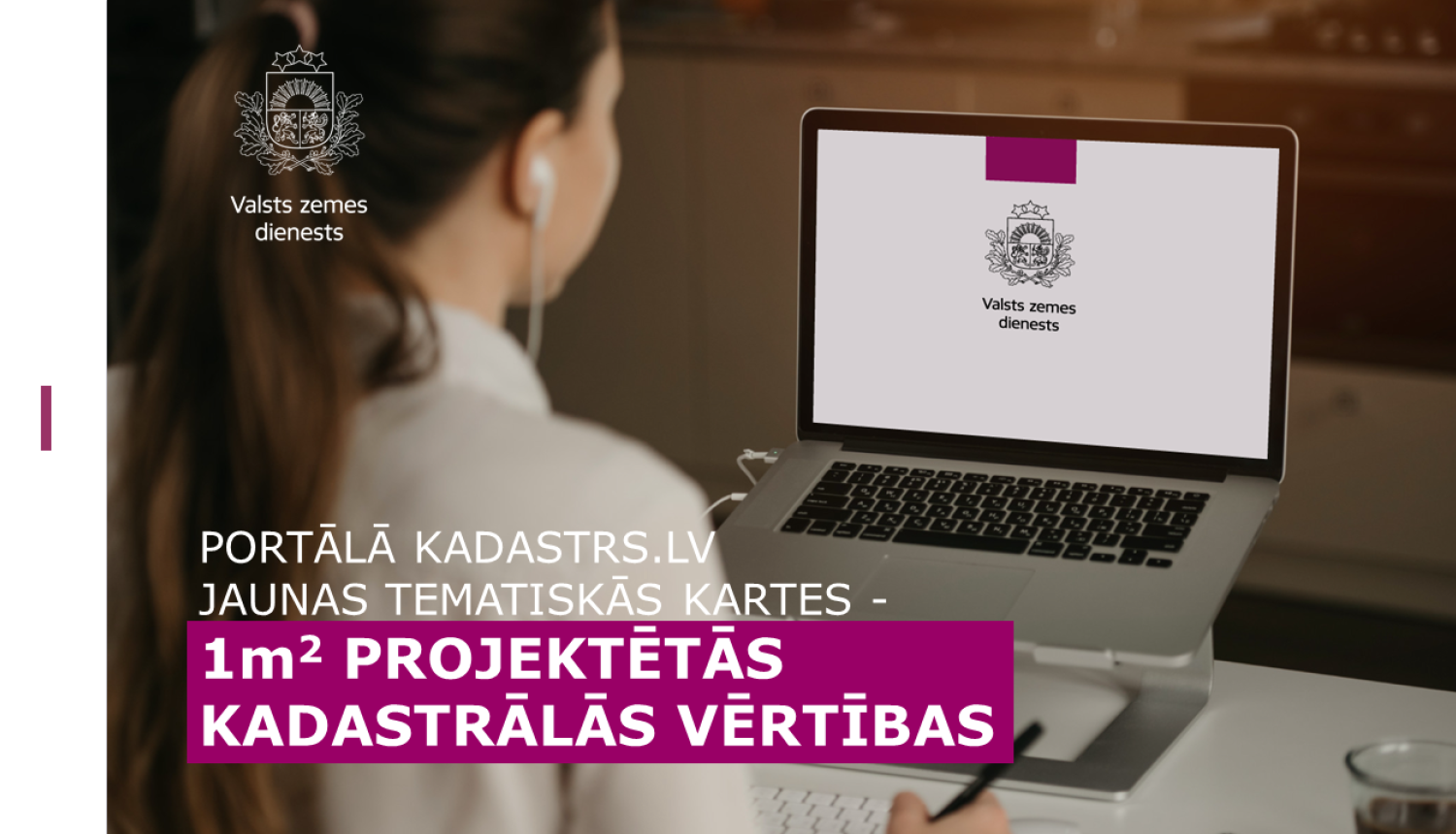 Persona skatās datorā Valsts zemes dienesta ekrānu; teksts par jaunajām kadastrs.lv tematiskajām kartēm — 1 m² projektētajām kadastrālajām vērtībām.