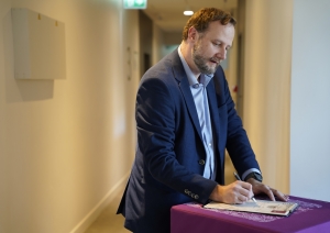 Vīrietis pierakstās diskusijas apmeklētāju lapā