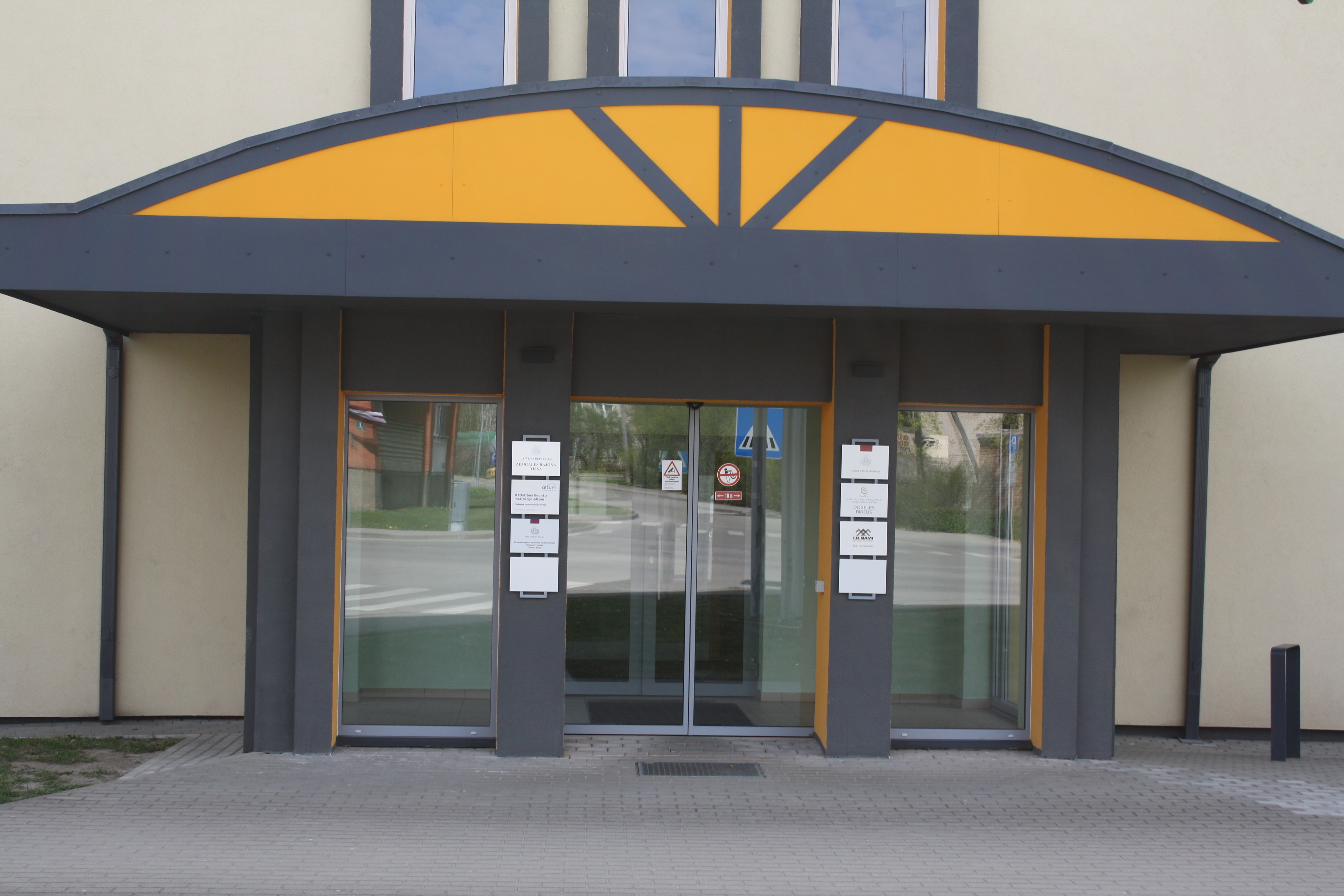Ieeja ēkā, kur atrodas klientu apkalpošanas centrs