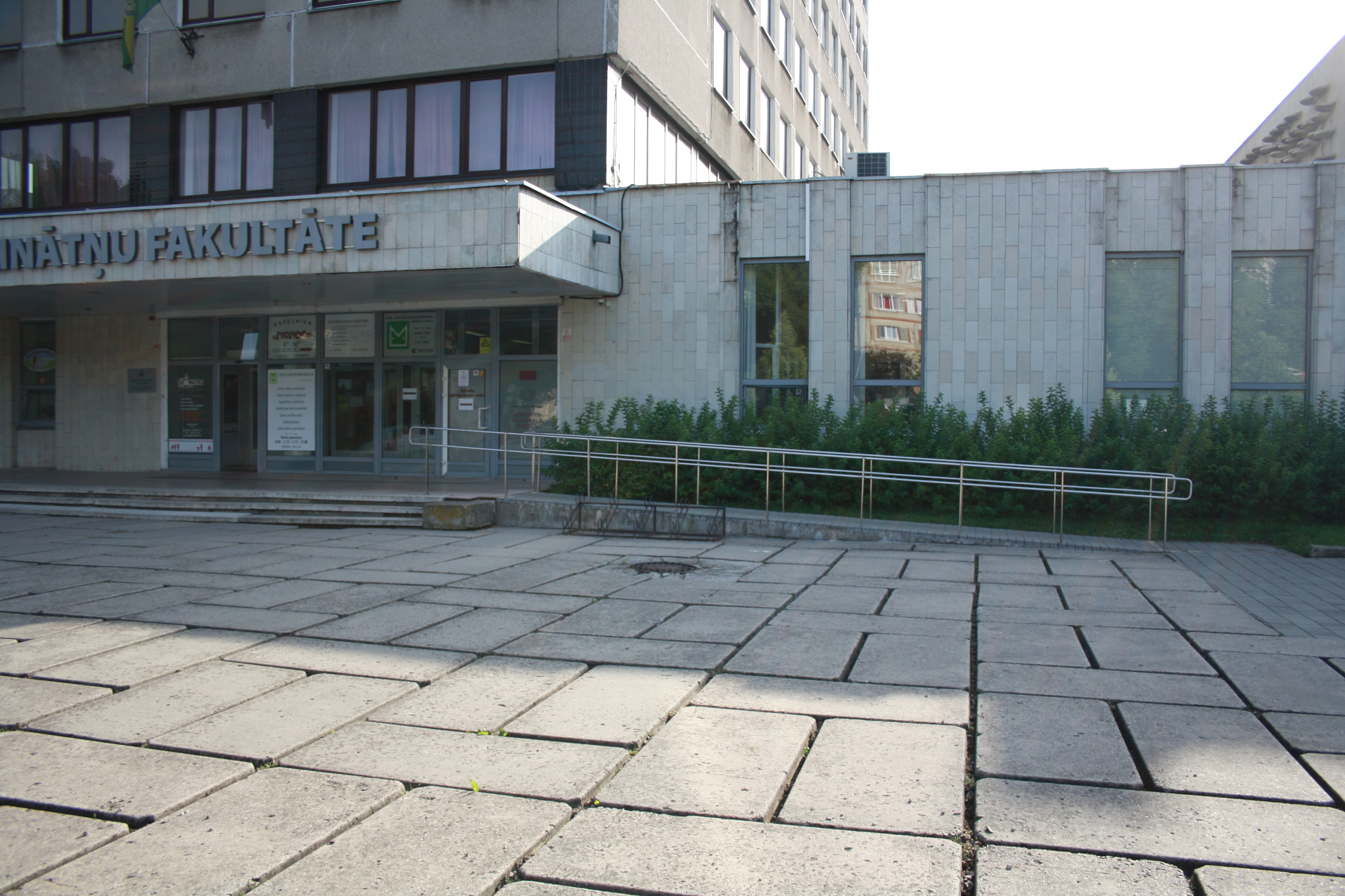 Ieeja ēkā, kur atrodas klientu apkalpošanas centrs