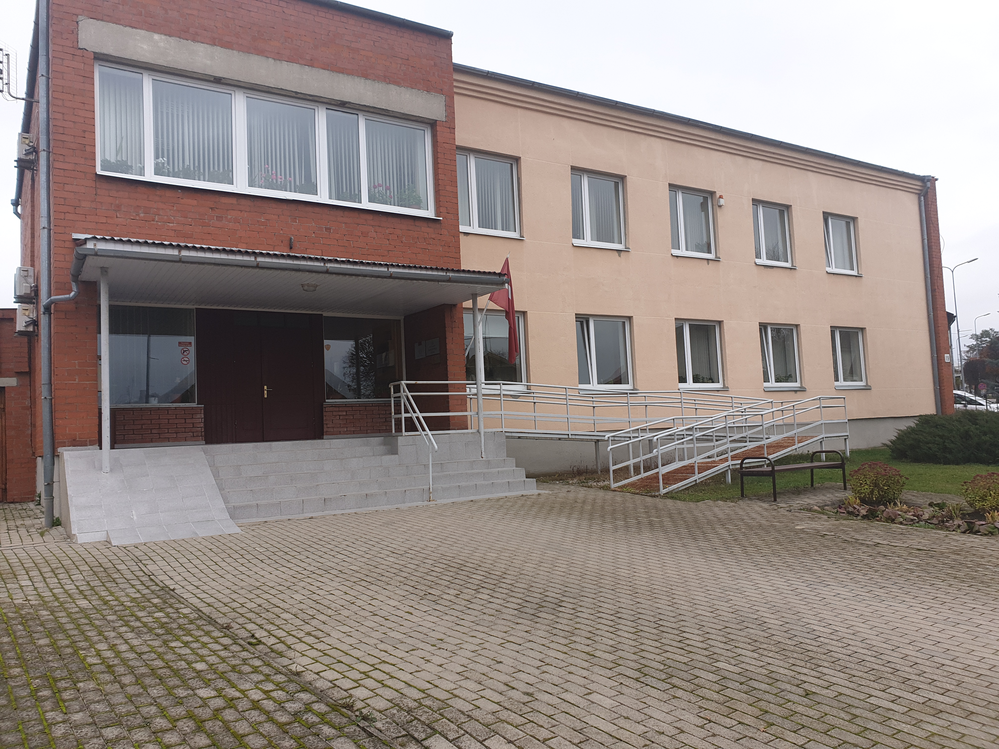 Ieeja ēkā, kur atrodas klientu apkalpošanas centrs