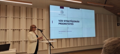 Valsts zemes dienesta ģenerāldirektore Vita Narnicka Latvijas mērniecības nozares pārstāvjiem stāsta par Valsts zemes dienesta prioritātēm