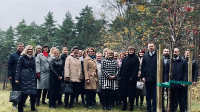 Regionālo pārvalžu un departamentu vadītāji pie iestādītā koka Mežaparkā