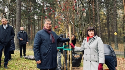Rīgas reģionālās pārvaldes vadītāja un Dokumentu pārvaldības departamenta vadība stāda koku Mežaparkā