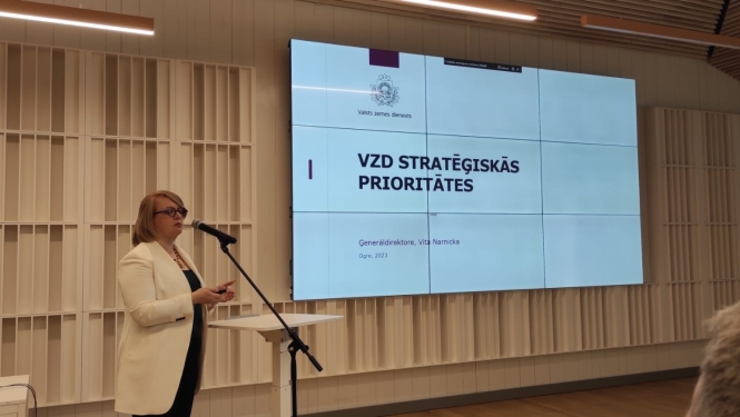 Valsts zemes dienesta ģenerāldirektore Vita Narnicka Latvijas mērniecības nozares pārstāvjiem stāsta par Valsts zemes dienesta prioritātēm