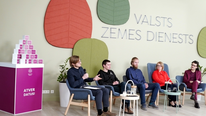 Tiešsaistes diskusijas dalībnieki debatē