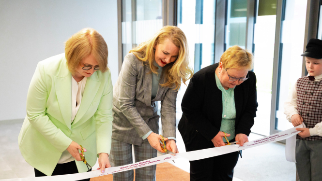 Inese Lībiņa-Egnere, Vita Narnicka un Irina Line kopīgi pārgriež svinīgu lentes posmu telpā ar lieliem logiem, atzīmējot Valsts zemes dienesta reģionālās arhīva glabātavas Jēkabpilī atklāšanu