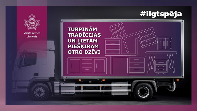 Kravas automašīna ar grafisku noformējumu, kurā attēloti mēbeļu kontūras un uzraksts par tradīciju turpināšanu un lietu otrās dzīves piešķiršanu, akcentējot ilgtspējīgu pieeju