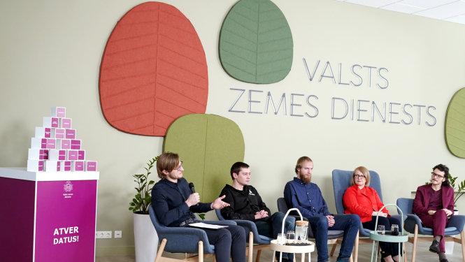Tiešsaistes diskusijas dalībnieki debatē