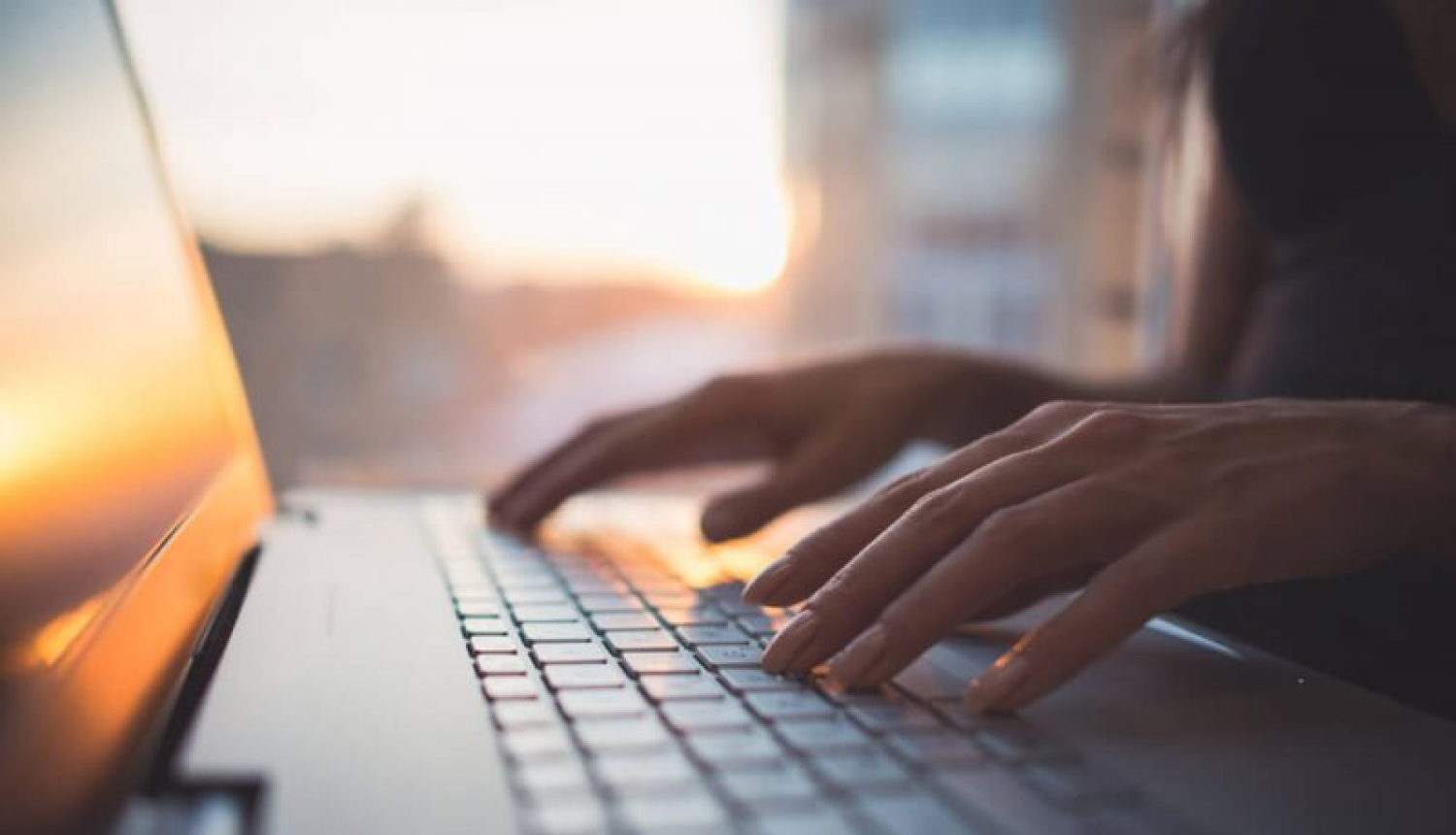 Informatīva attēls par sazināšanos ar klientiem