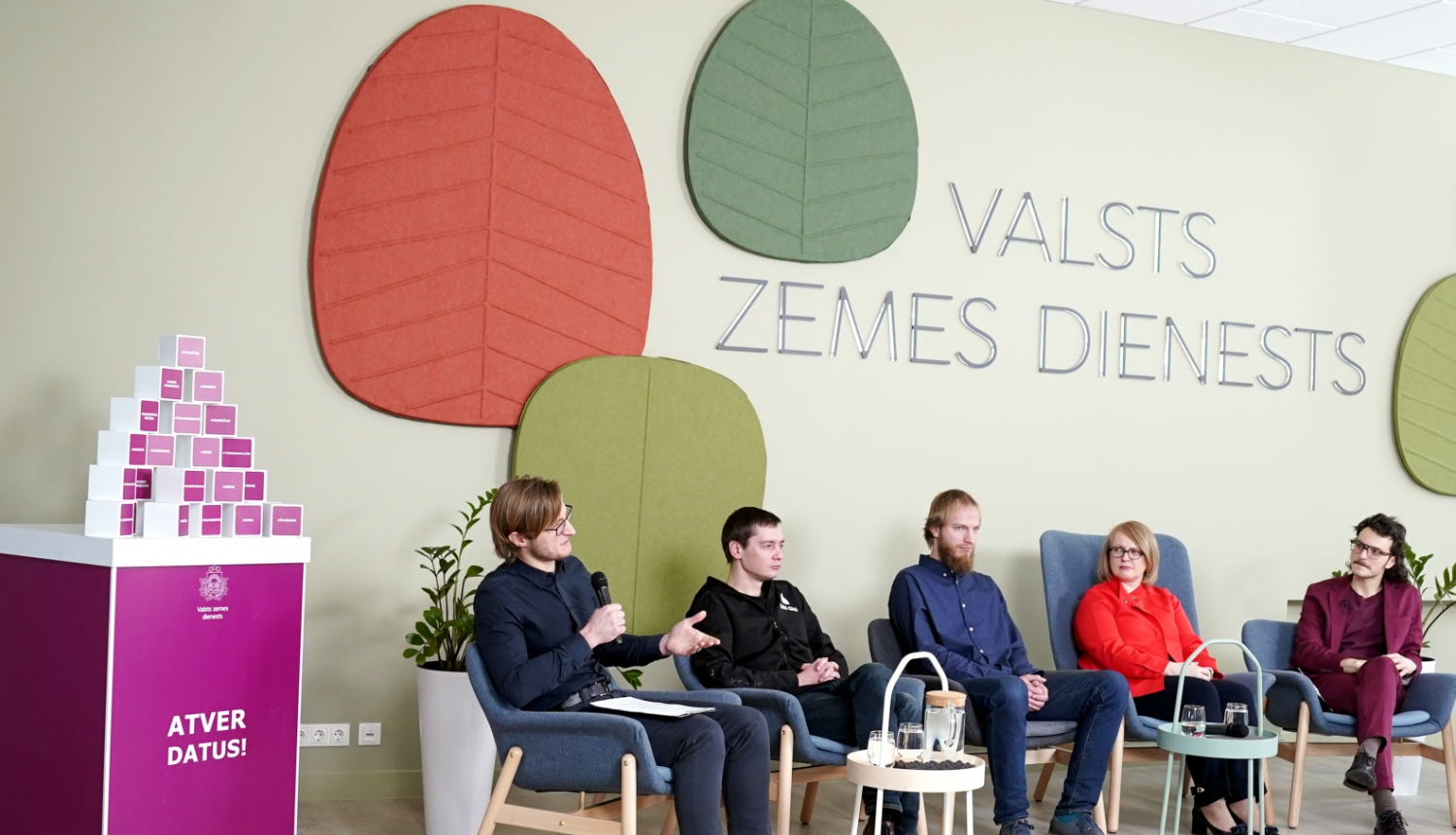 Tiešsaistes diskusijas dalībnieki debatē