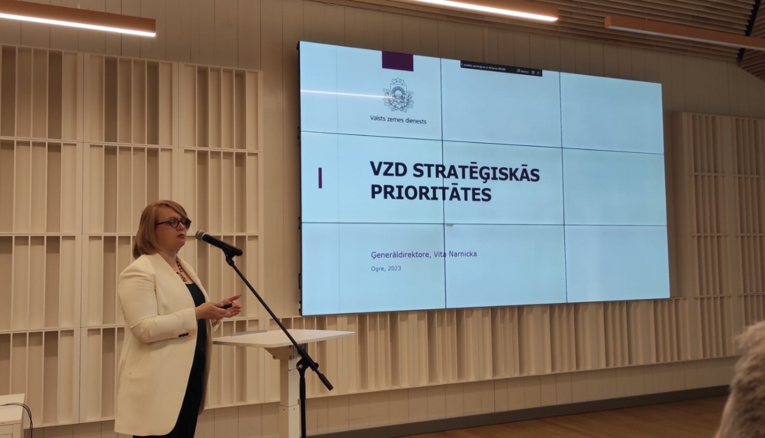 Valsts zemes dienesta ģenerāldirektore Vita Narnicka Latvijas mērniecības nozares pārstāvjiem stāsta par Valsts zemes dienesta prioritātēm