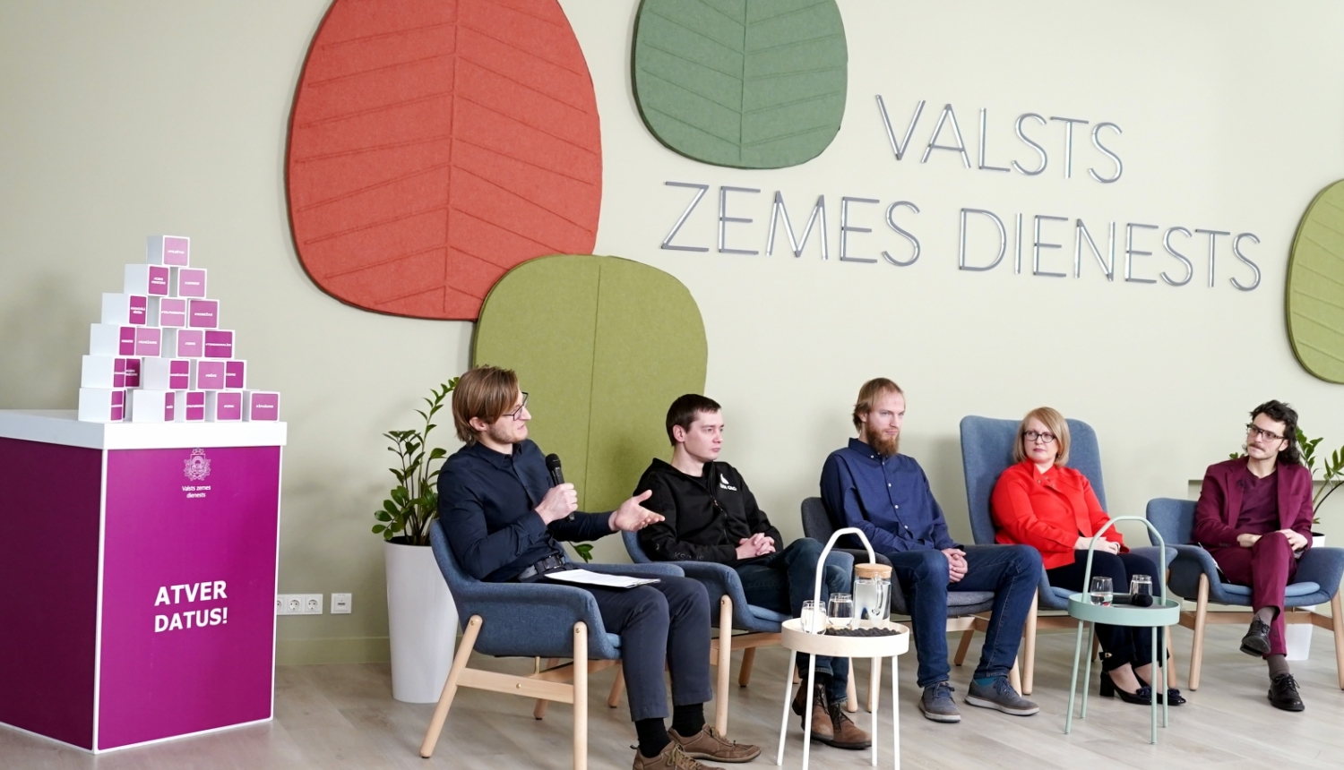 Tiešsaistes diskusijas dalībnieki debatē